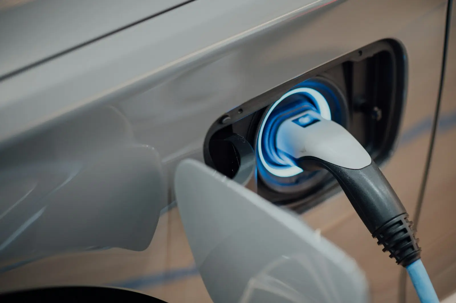 Câble Type 2 branché, diode bleue allumée pendant la charge