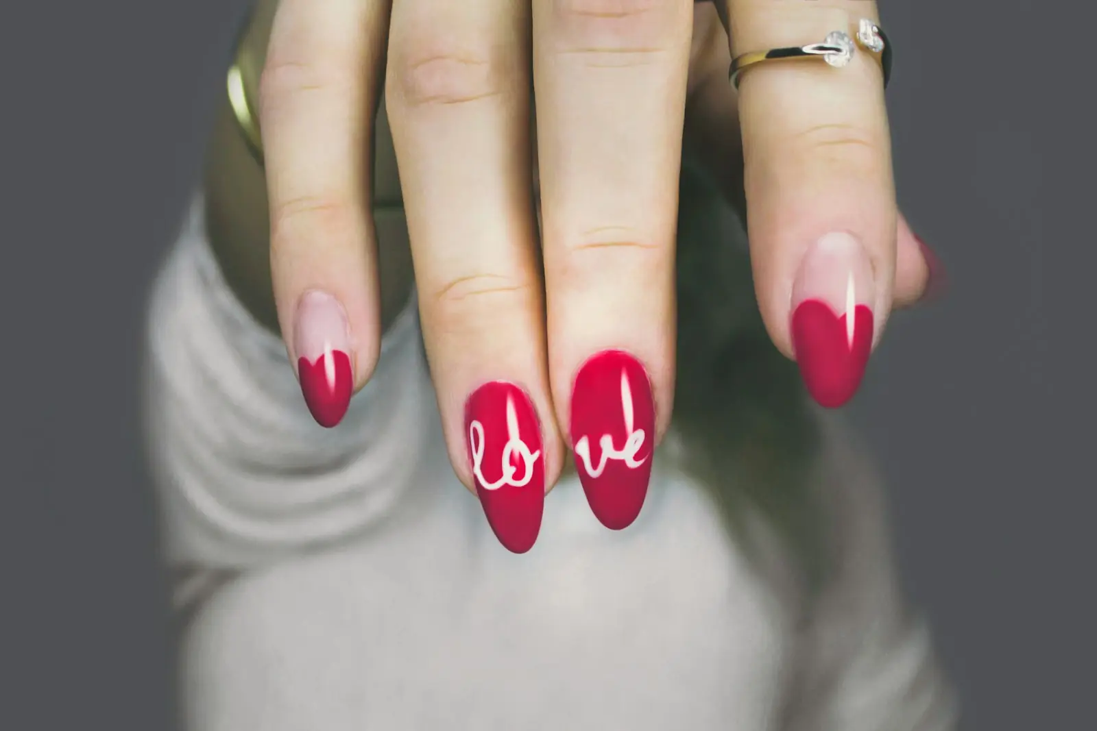 Ongles amande rouge et blanc, vus en gros plan