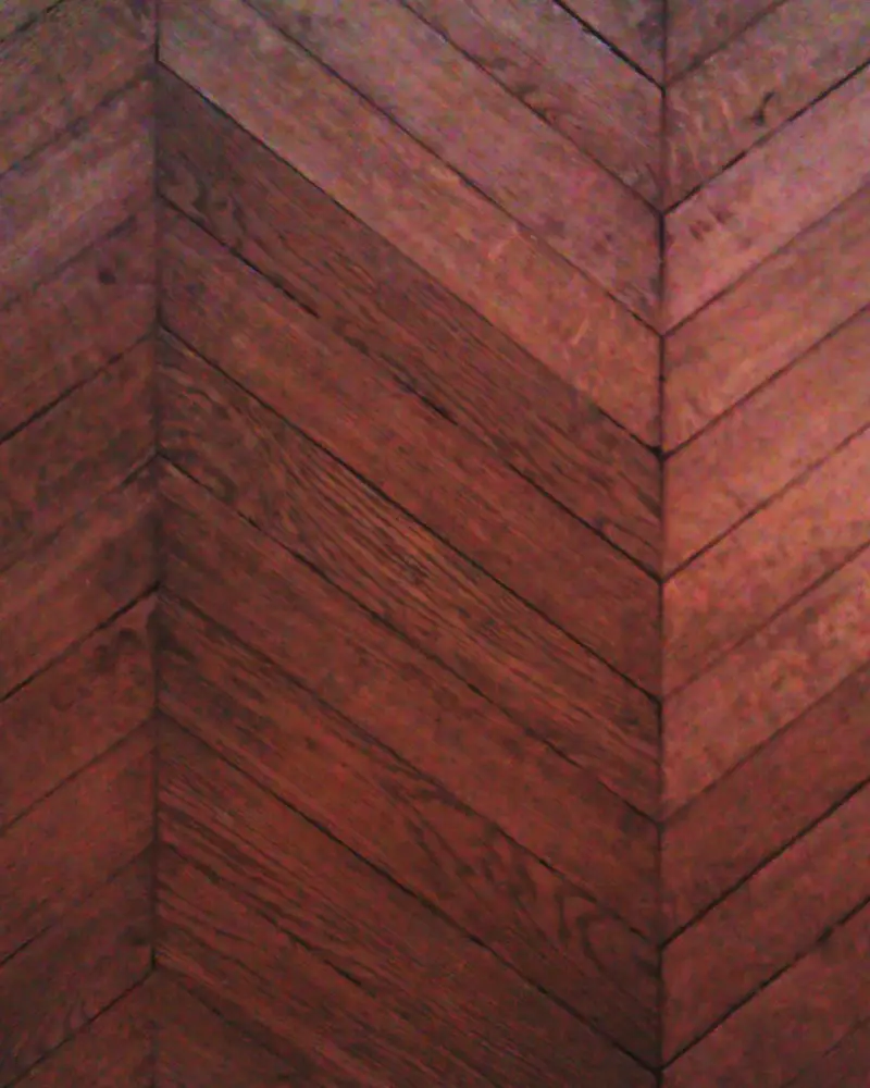 Parquet de chêne en point de Hongrie : des lames coupées en biais qui se rejoignent en chevrons le long de lignes droites